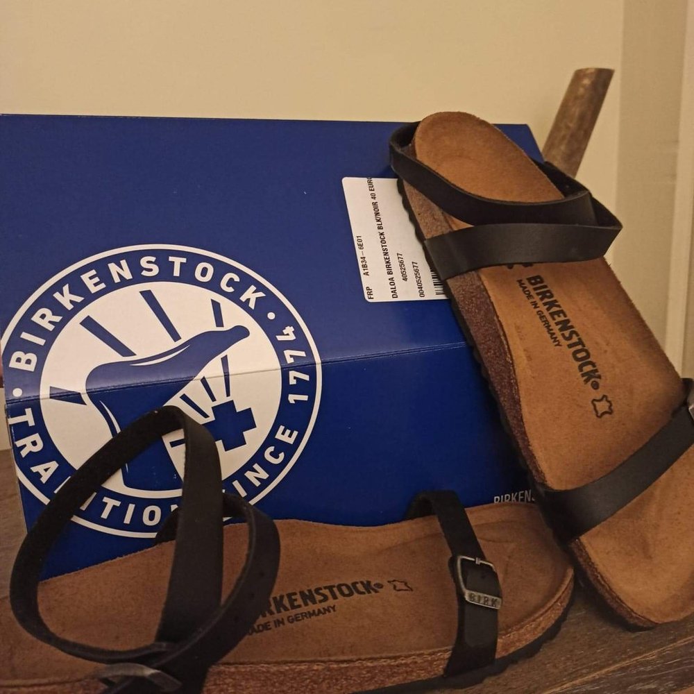 NEVER WORN Birkenstock Daloa sandals Size 40